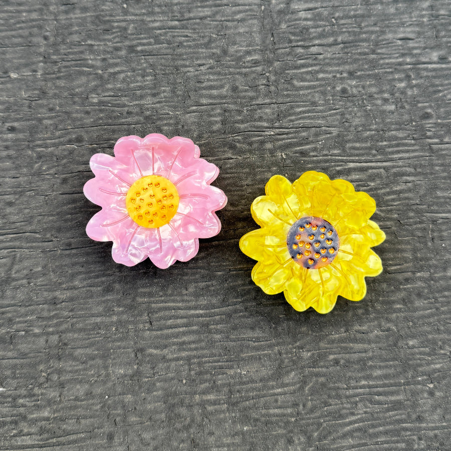 Alorar soft daisy hair claw in pastel colors, featuring a floral design and sturdy grip for secure hair styling.